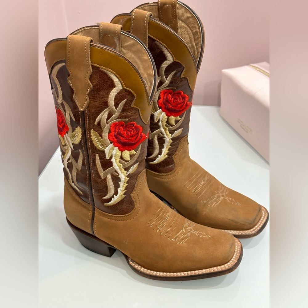 Gently used girl’s boots